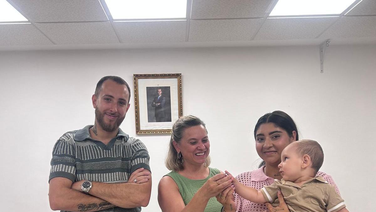 Entrega de llaves de una de las viviendas municipales rehabilitadas a una de las familias de La Puebla de Valverde.