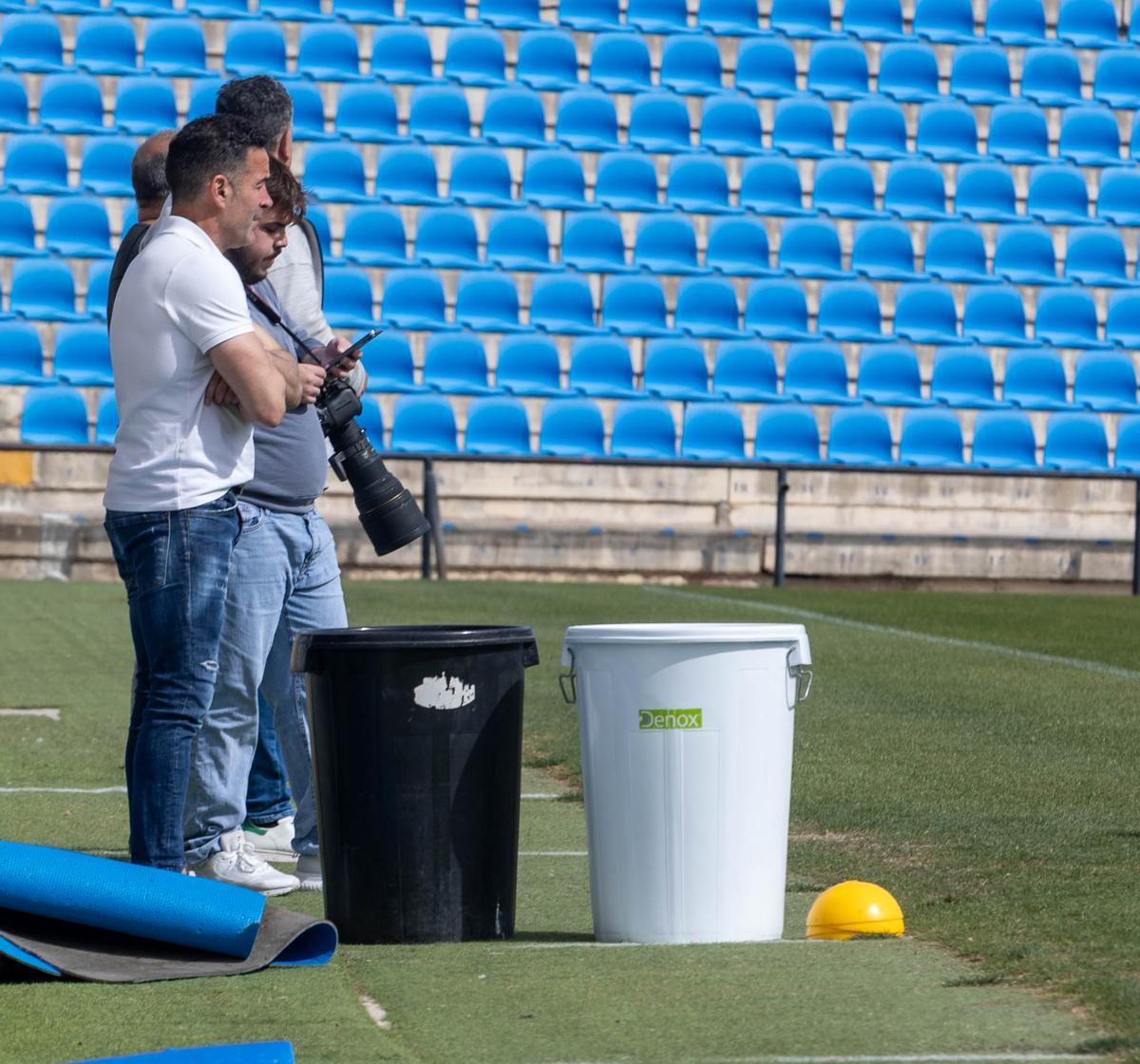 Paco Peña, en primer término, observa el entrenamiento del Hércules.