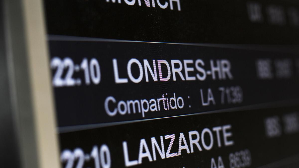 Un panel que anuncia la llegada de un vuelo de Londres.
