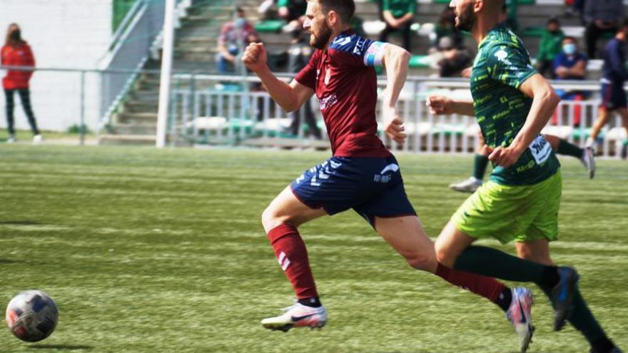 Álex González intentando avanzar en el campo contrario ayer en el partido contra el Guijuelo. |  // ÁREA 11