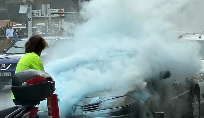 Arde un coche en la calle Venegas.