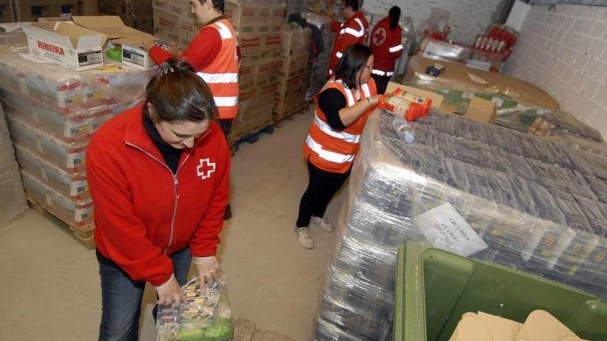 Voluntarios de Cruz Roja, organizando los alimentos para un reparto en San Martín.