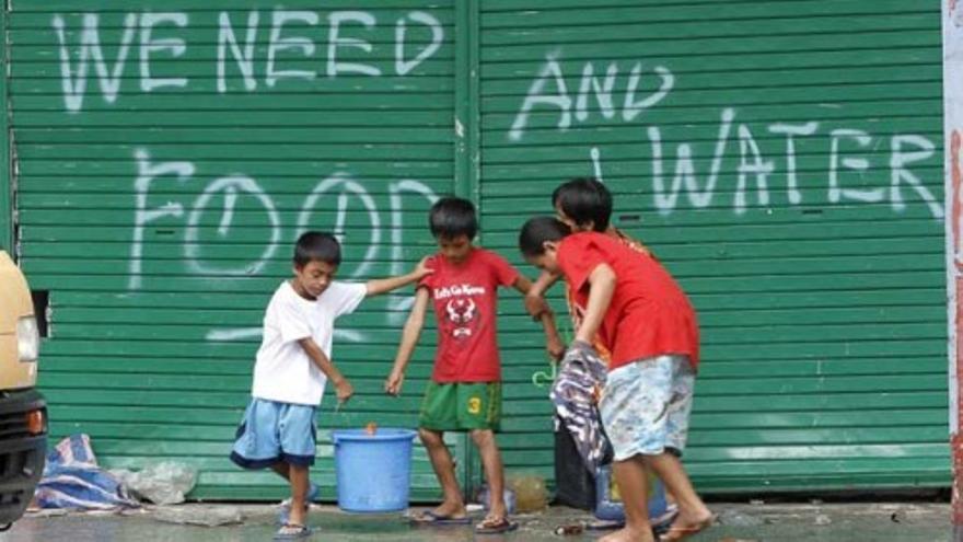 Los cadáveres se apilan en las calles de Tacloban