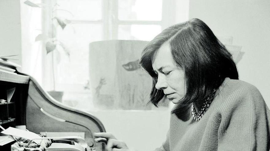 Patricia Highsmith, 
en su domicilio en 
París en la década de
 los 70. A la izquierda,
 en plena juventud. | ARCHIVO