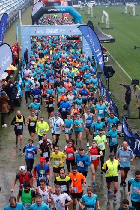 Pequeños y mayores disfrutaron en el entorno del estadio de Balaídos de una de las carreras populares más queridas del calendario vigués.