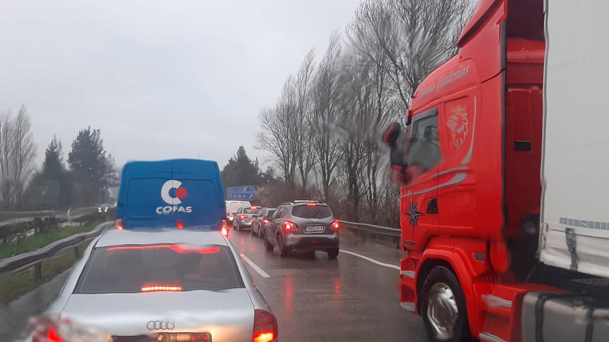 Un accidente de tráfico en la incorporación a la Y desde la salida de Parque Principado provoca cinco kilómetros de retenciones