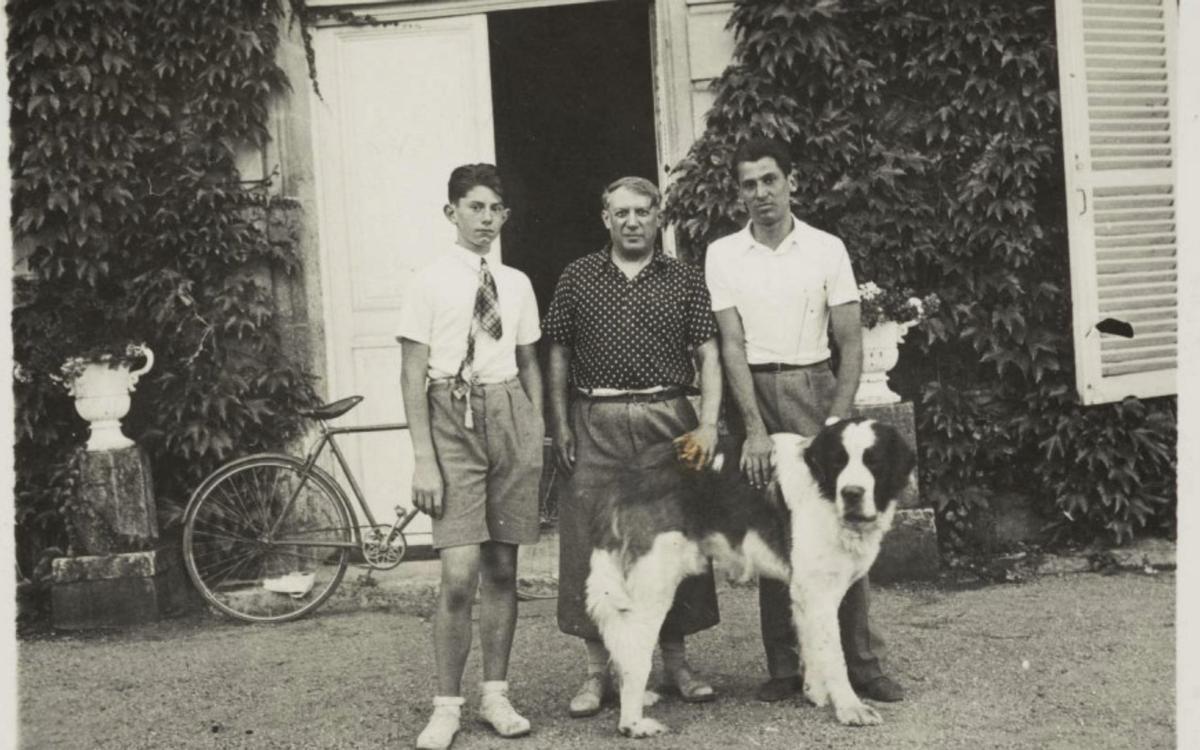 Pablo Picasso, junto a su hijo Paulo y el pintor Joan Junyer, en Francia.