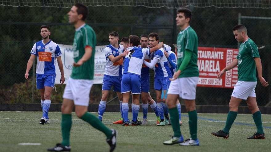 Los jugadores del Portonovo celebran un gol de esta temporada. // Gustavo Santos