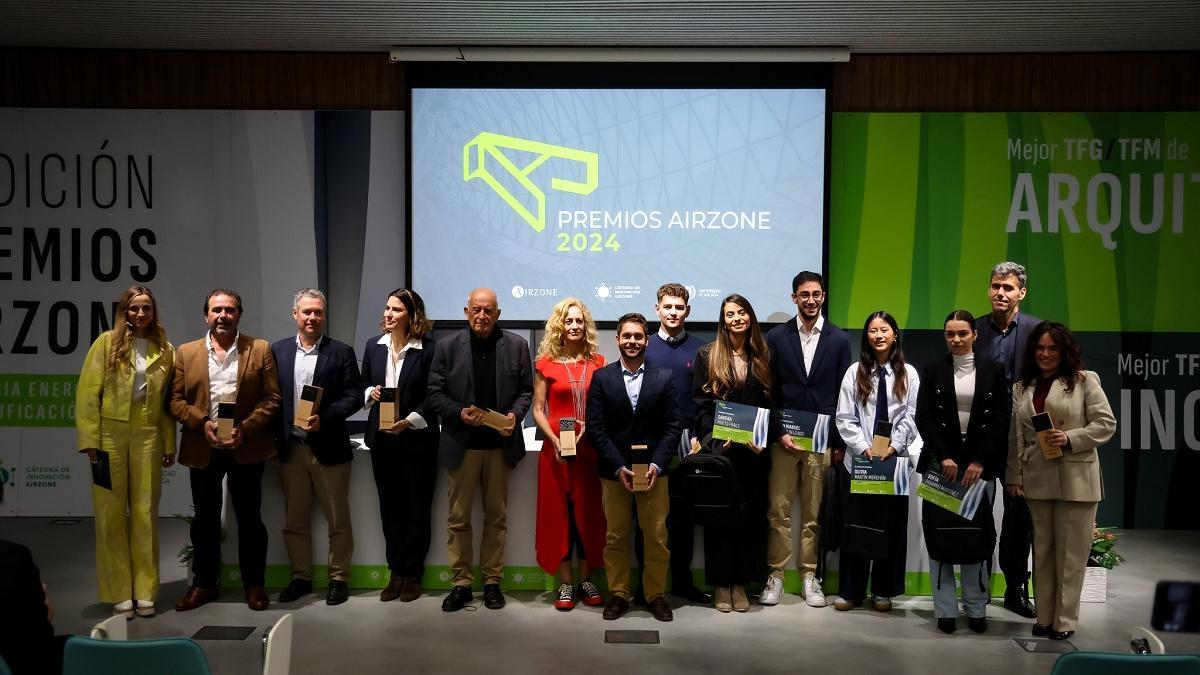 La foto de familias del jurado, los finalistas y los ganadores de la segunda edición de los Premios Airzone.