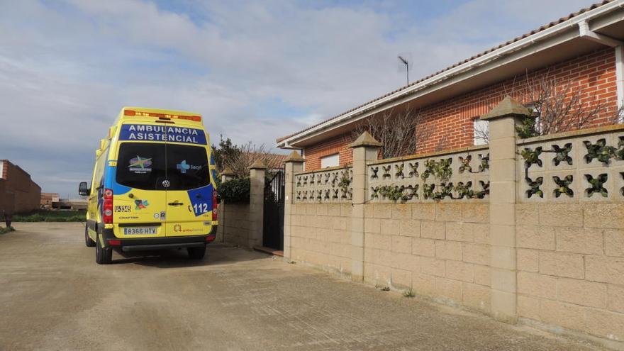 La ambulancia que trasladó a la vecina de Santovenia a un centro hospitalario tras ser hallada por unos cazadores