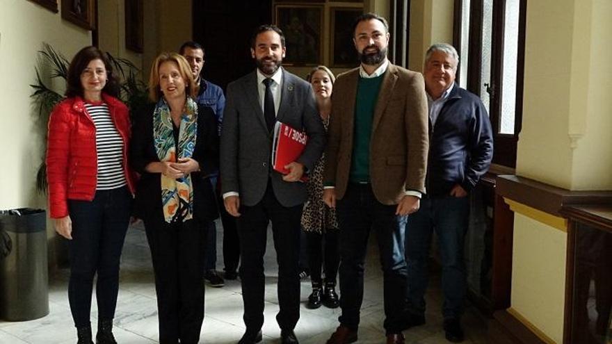 Daniel Pérez, hoy, junto a los concejales socialistas.