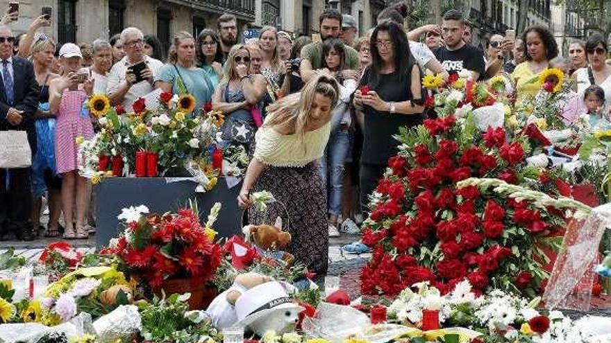 Las flores se acumulan en el mosaico de Miró en Las Ramblas, punto de homenaje a las víctimas. // Efe