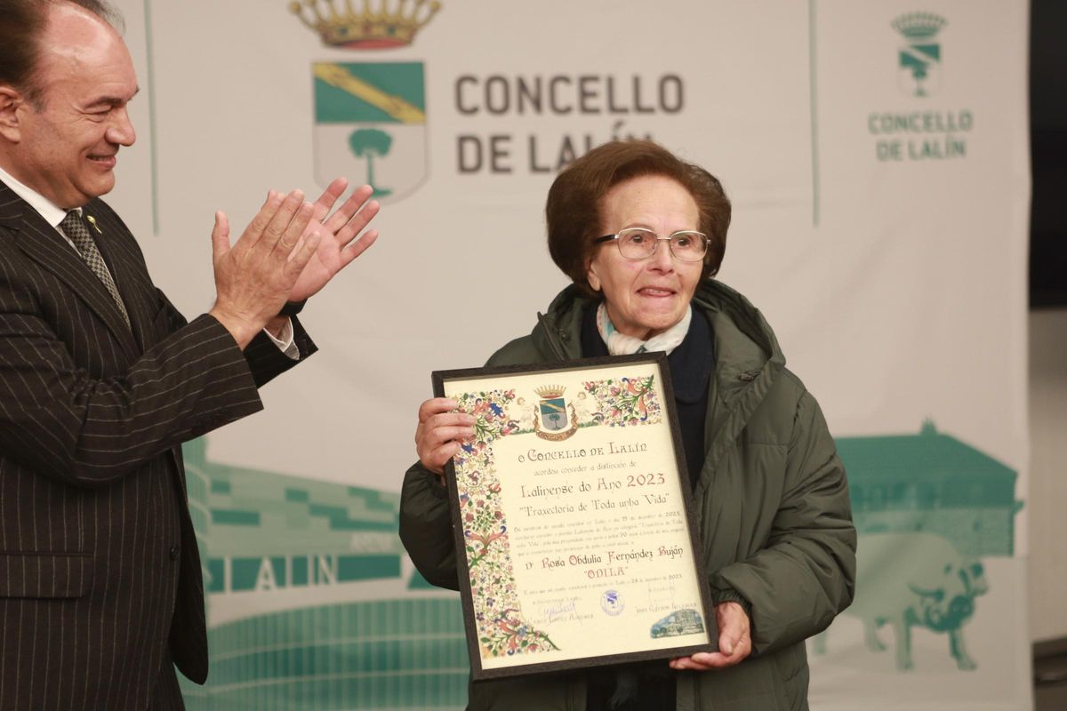 La mercera recibe el premio Lalinense do Ano de 2023 en presencia del alcalde, José Crespo.