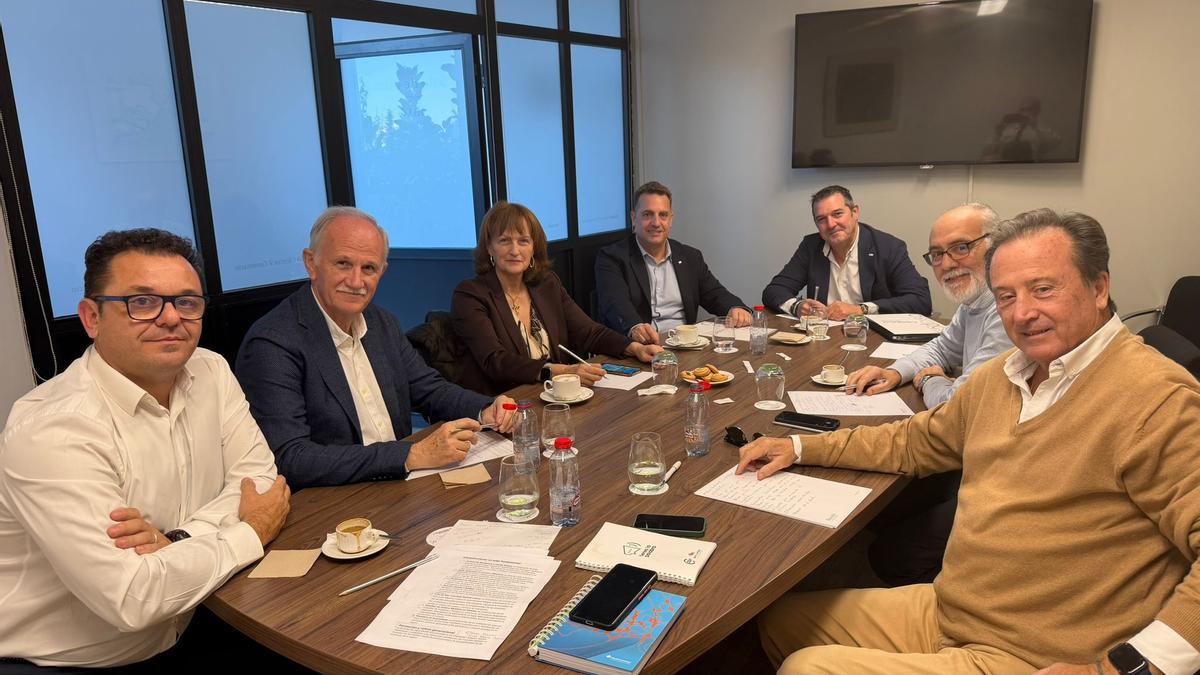 Juntos por Extremadura-Levanta (JXEL) ha defendido la necesidad de acelerar el desarrollo industrial de la región para frenar la despoblación y generar nuevas oportunidades económicas. "Extremadura tiene talento y futuro, lo que sobran son trabas", ha señalado el candidato autonómico de la coalición, Raúl González, durante un encuentro celebrado por la coalición Jxel con representantes de COEPCA y del Círculo Empresarial Cacereño, Móralo y Placentino.