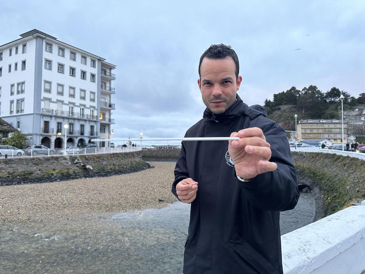 Daniel Santos con la batuta, en Luarca.