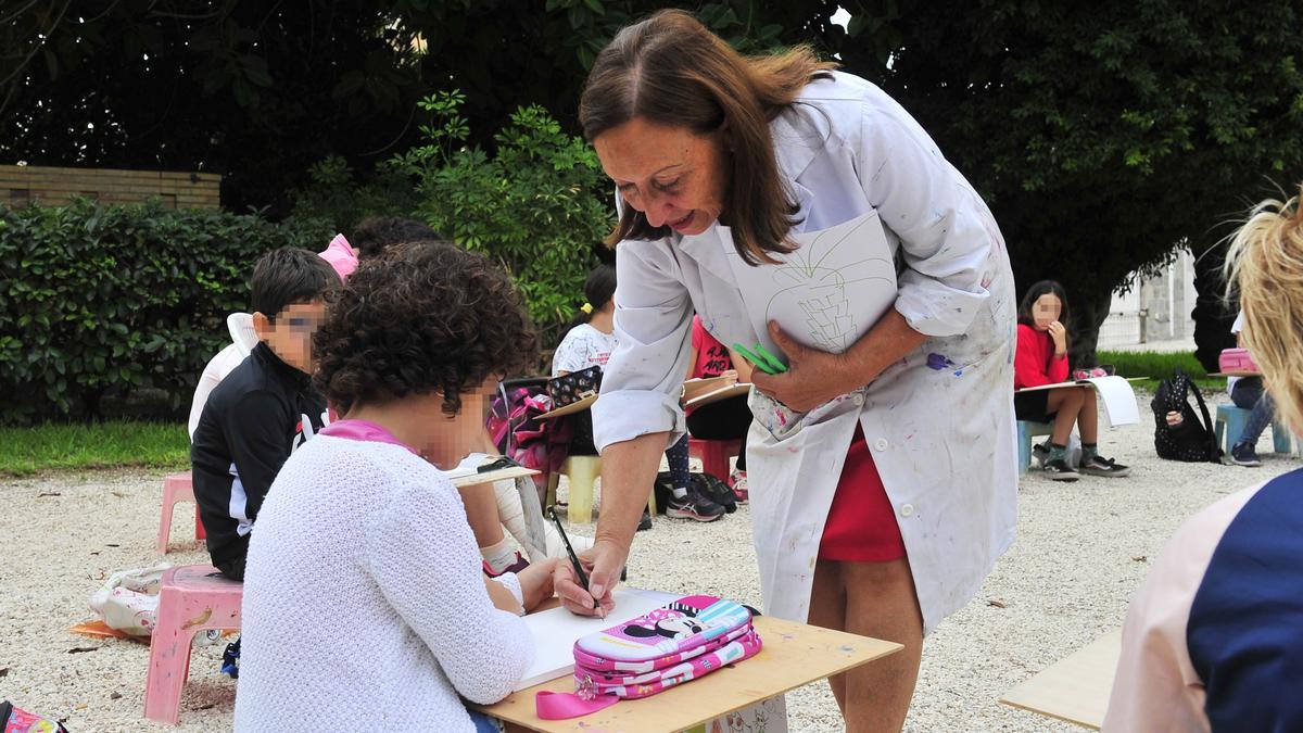 María Dolores Mulá, dando explicaciones a los más pequeños en la Escuela de Pintura del Hort del Xocolater