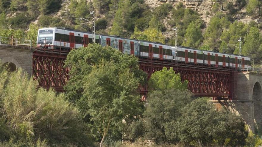 Un tren de Ferrocarrils passant pel pont de ferro dels Carburos, a Castellgalí