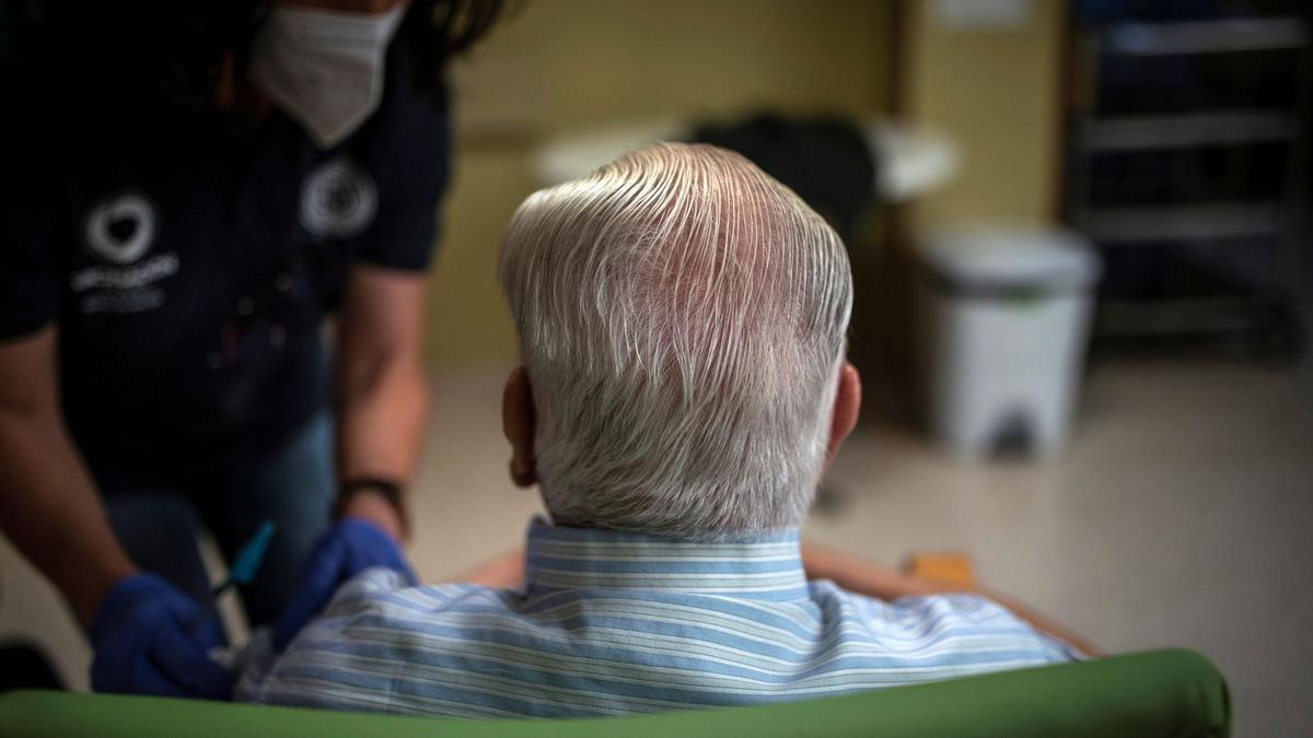Un hombre en una residencia de mayores.