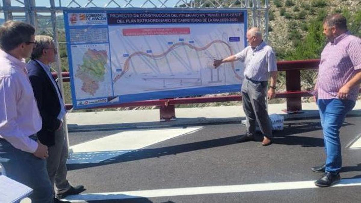 El director general de Carreteras e Infraestructuras del Gobierno de Aragón, Miguel Ángel Arminio, ha supervisado hoy la apertura del nuevo viaducto de Quiebracántaro