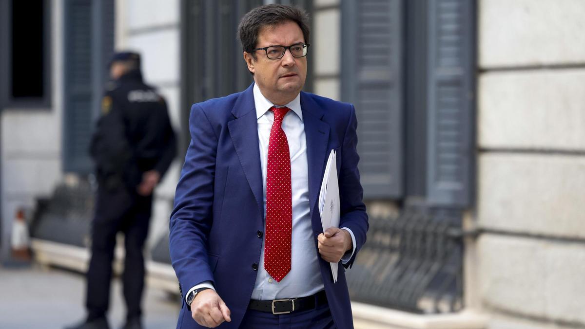 El Govern central promet als funcionaris pagar-los «ben aviat» la pujada salarial del 0,5% que els deu des de l’any passat El Govern central promet als funcionaris pagar-los «ben aviat» la pujada salarial del 0,5% que els deu des de l’any passat