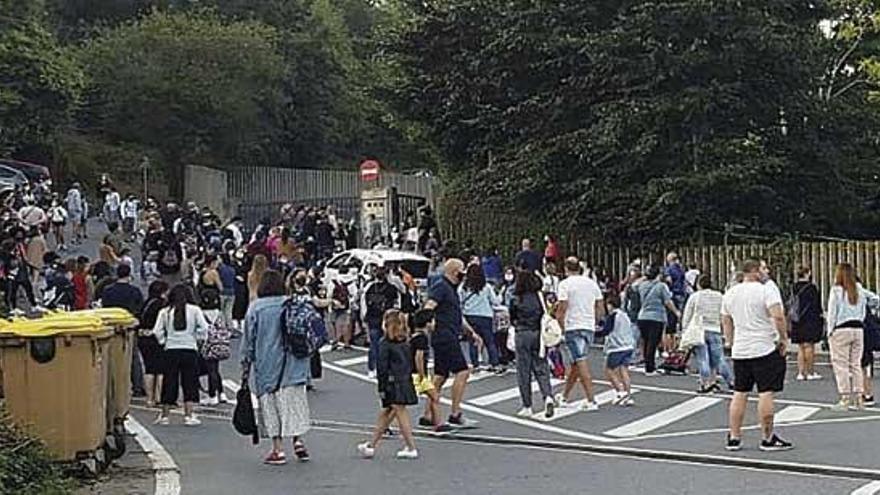 Colas, ayer, en la entrada al colegio Isaac Díaz Pardo, en Culleredo, por carencias en los accesos.