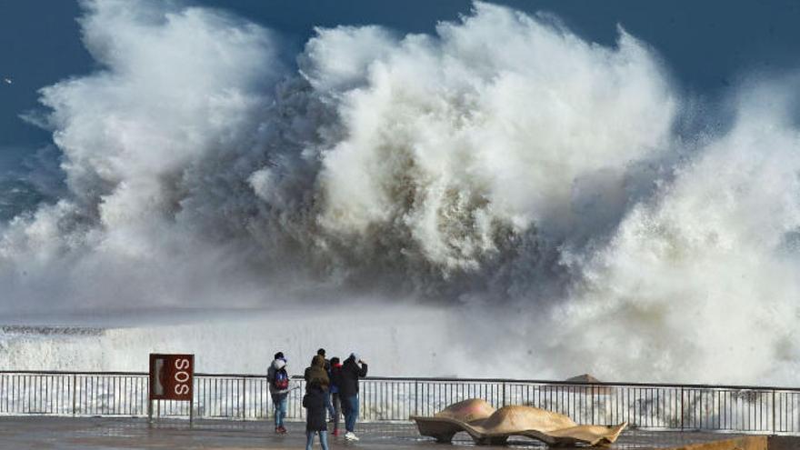 Temporal de mar a Barcelona