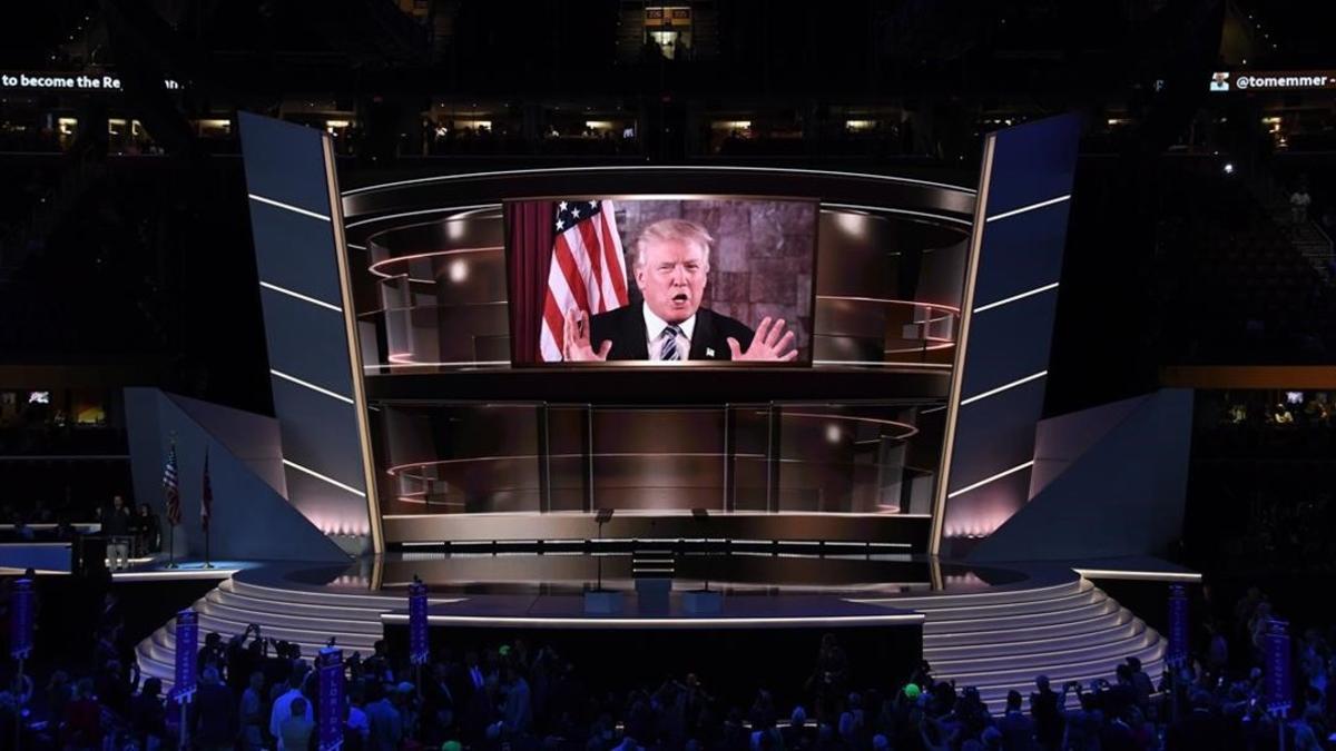 Donald Trump habla en pantalla en el segundo día de la Convención Republicana, en Cleveland, el 19 de julio.