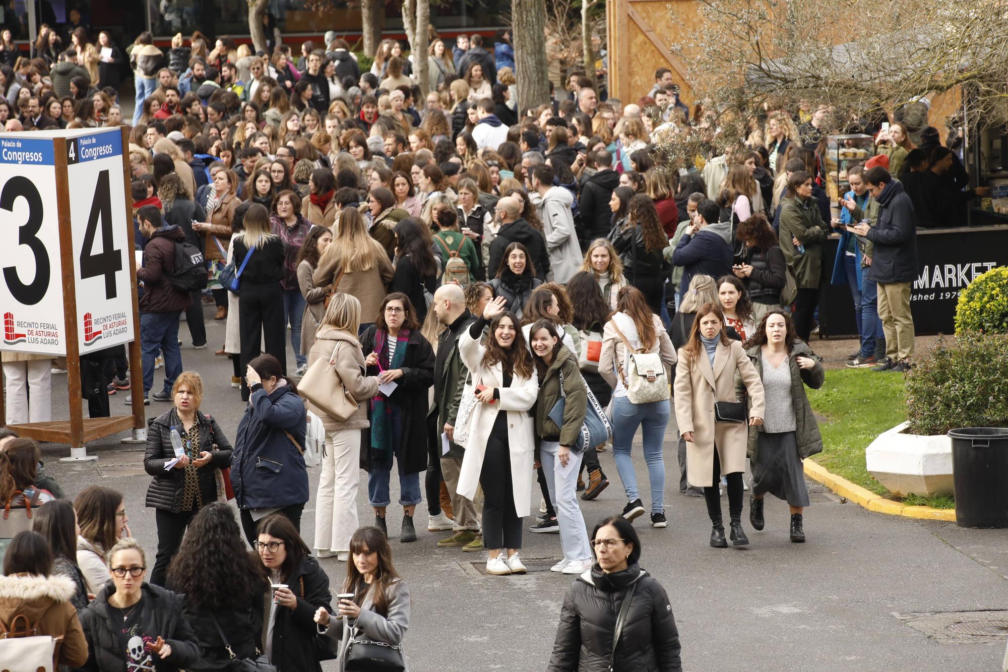 Miles de personas participan en la macrooposición de la sanidad pública asturiana.