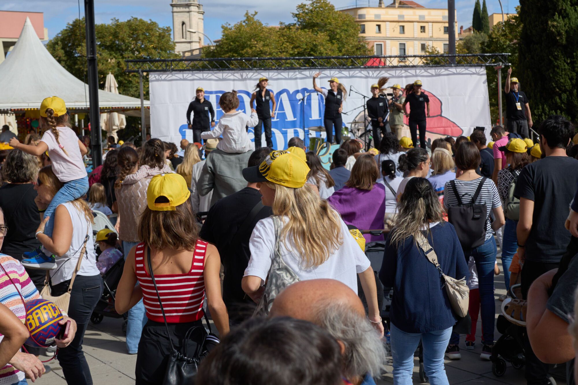 Possat la gorra contra el cancer infantil a la plaça Salvador Espriu de Girona