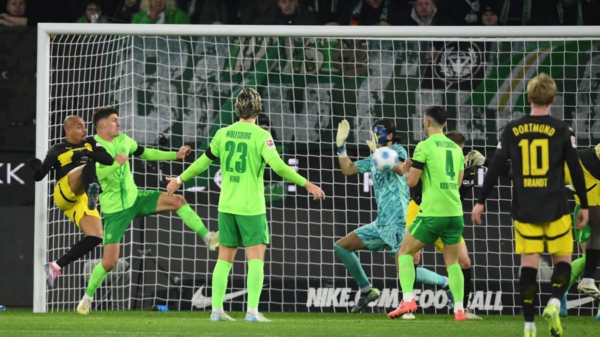 Así marcó Malen el 0-1 en Wolfsburgo, ante la mirada de Brandt