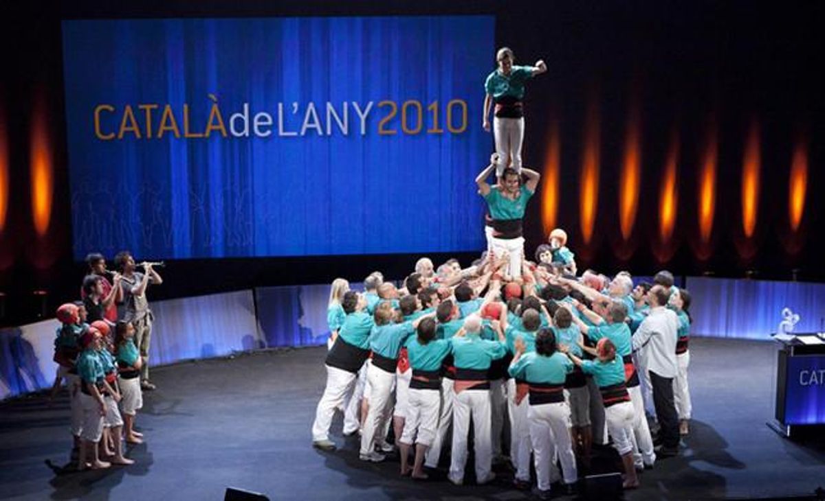4 de 7 amb l’agulla dels Castellers de Vilafranca a la gala d’ahir a la nit, en honor del seu cap de colla i Català de l’Any.