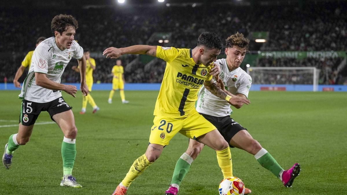 Alberto Moleiro protegiendo el esférico en el último Racing de Santander-Villarreal de Copa del Rey