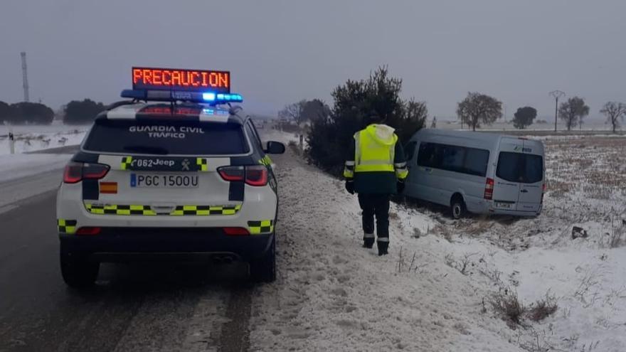 Una furgoneta que sufrió una salida de vía en la N-122