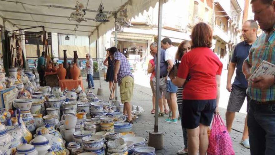 Varias personas, ayer, en la Feria de Cerámica .