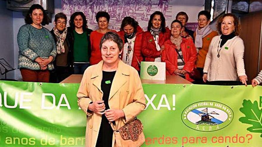 La presidenta de la asociación de vecinos del Agra del Orzán, María Gutiérrez, en primer término, y el resto de la directiva de la entidad, ayer.