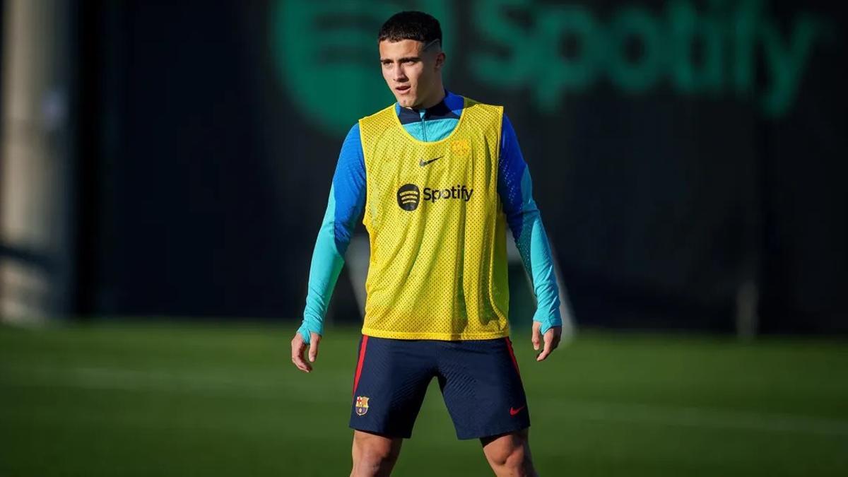 Ángel Alarcón, delantero del juvenil A del Barça, en el entrenamiento del primer equipo.