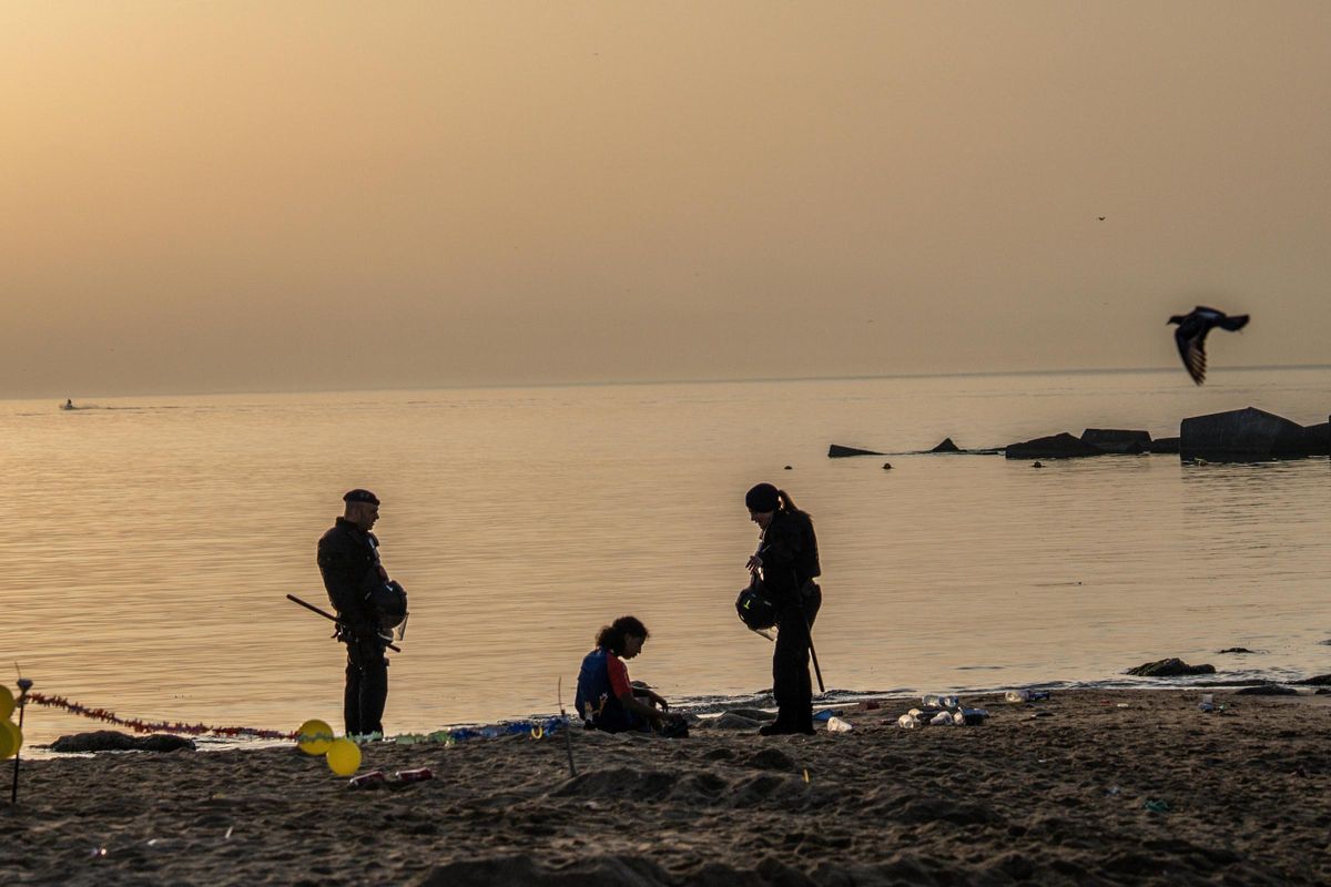 Limpieza de las playas de Barcelona tras la verbena de Sant Joan 2025