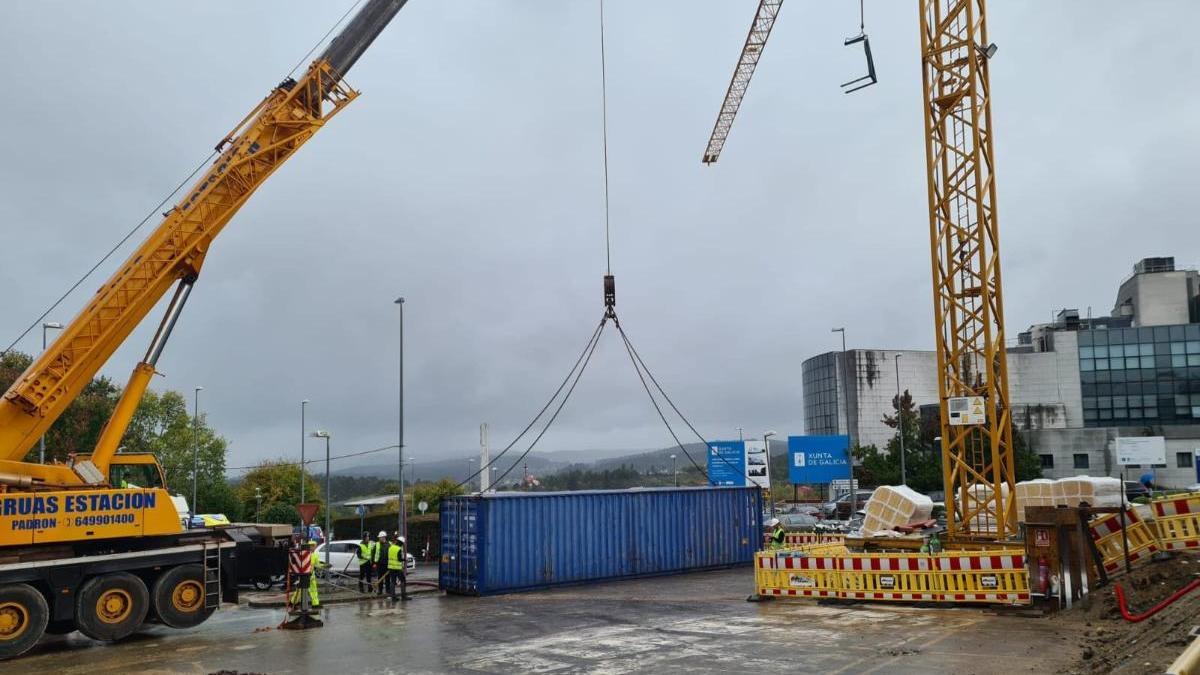 Operarios descargando los contenedores con el material para instalar el acelerador del Centro de Protonterapia.
