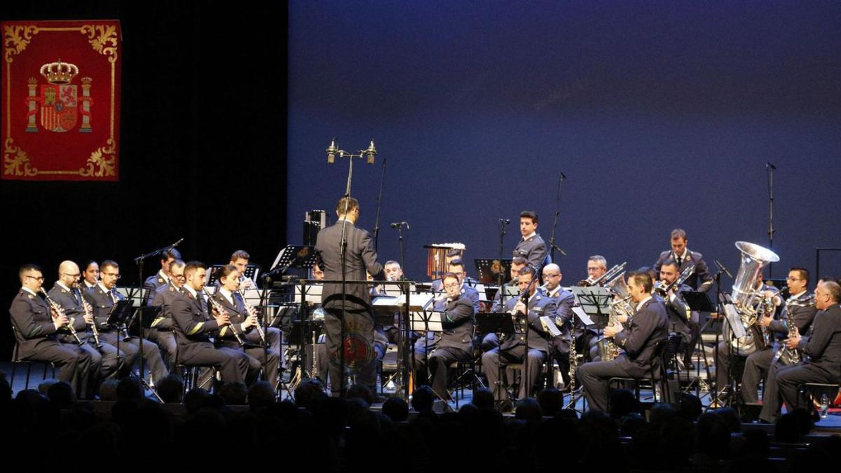 La Unidad de Música de la Academia Básica del Aire de León, en el Teatro Ramos Carrión.