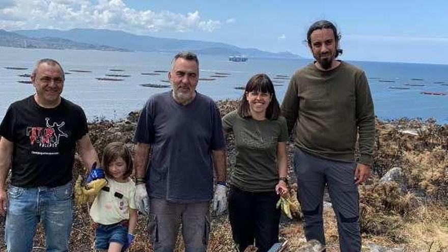 Comuneros con parte de la basura retirada.