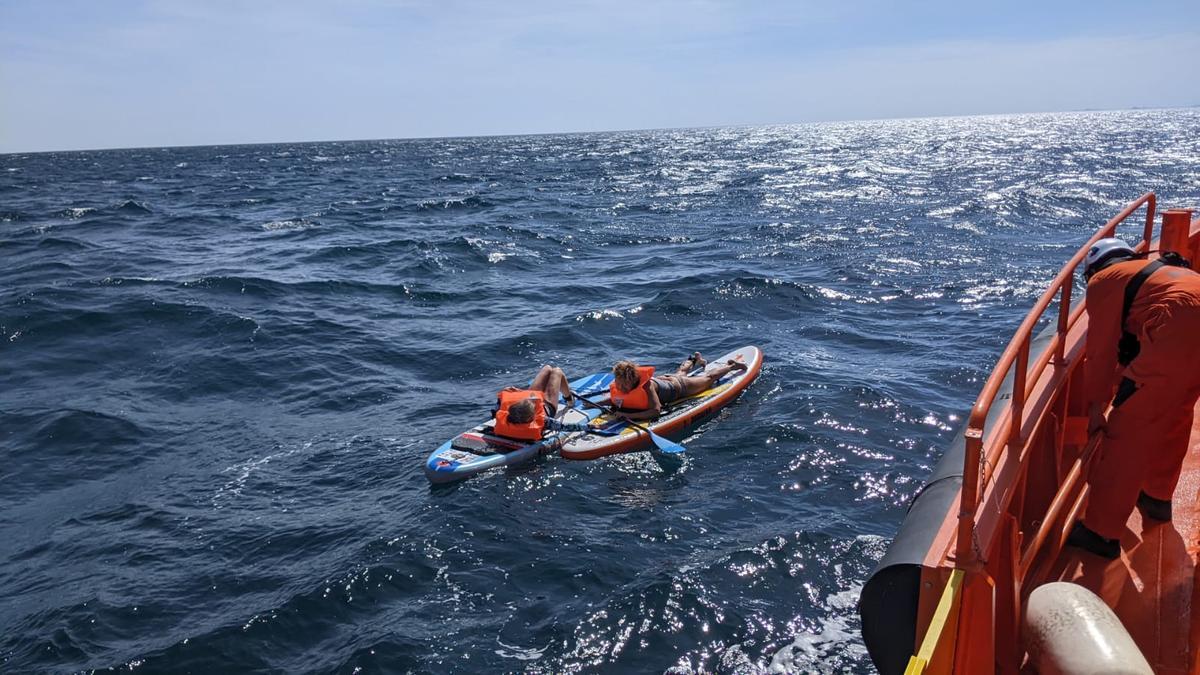 Las dos palistas de paddle surf antes de ser rescatadas.