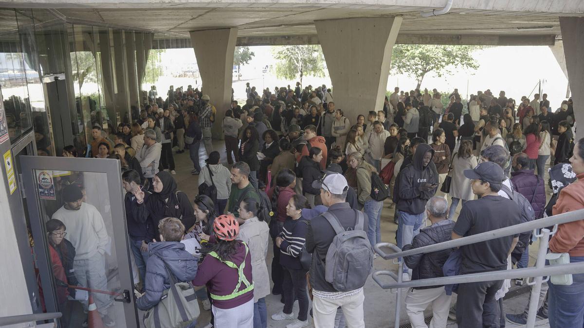 Hunderte Menschen stehen Schlange vor dem Bürgerbüro in de Nähe des alten Gesa-Gebäudes. Das Bild ist vergangenem Freitag (17.4.)