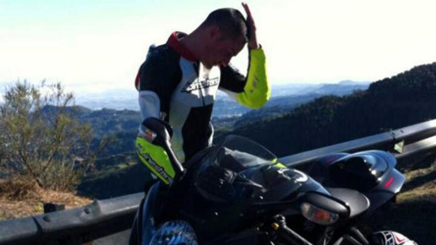 Francisco Javier junto a su moto en la cumbre el pasado sábado, en una foto tomada minutos antes del fatal accidente. | lp / dlp