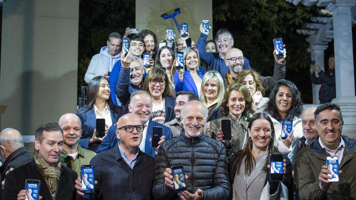 El líder provincial del Partido Popular en Ourense, Manuel Baltar (3-i), junto al candidato a la alcaldía Manuel Cabezas (c), entre otros, durante la tradicional pegada de carteles con motivo del inicio de la campaña electoral.