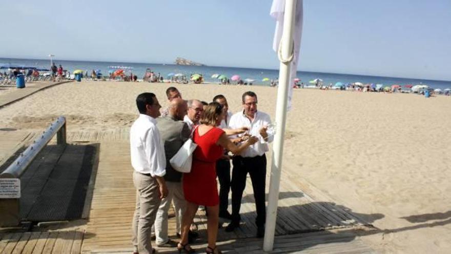 Las banderas azules ondean ya en las tres playas de Benidorm