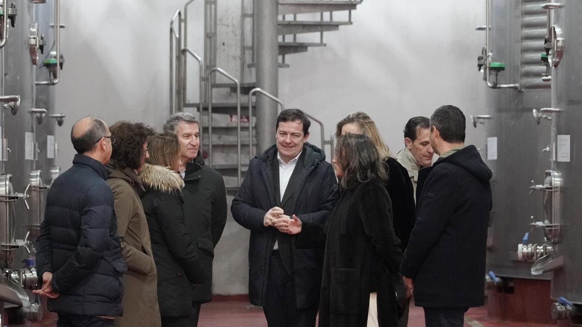 El presidente del Partido Popular, Alberto Núñez Feijóo, y el presidente de la Junta de Castilla y León y del PP regional, Alfonso Fernández Mañueco, visitan, a las 12.00 horas, las Bodegas Hijos de Alberto Gutiérrez, en Serrada (Valladolid).