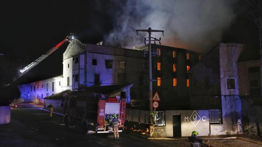 Arde una antigua harinera de Zaragoza sin causar víctimas