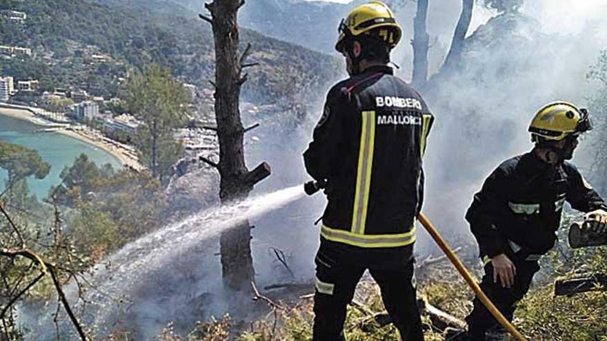 Bomberos en un incendio en el Port de Sóller el pasado mes de abril.