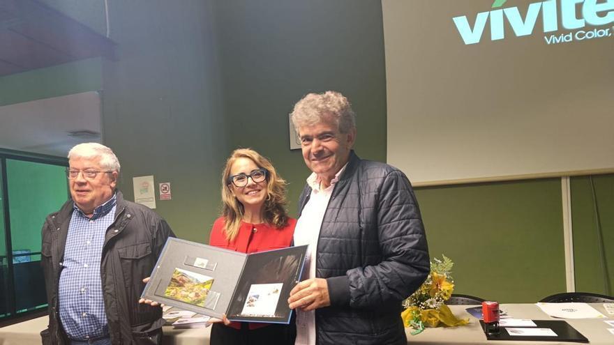 Correos retrata Somiedo y lanza el primer matasello turístico del concejo con los teitos como protagonistas