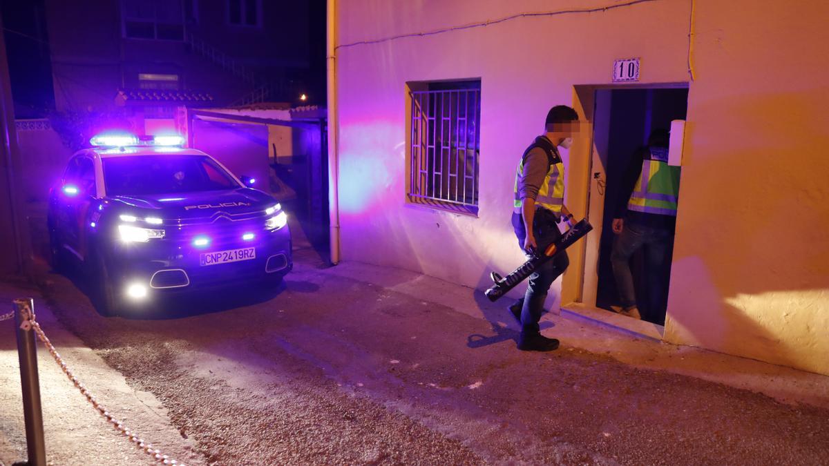 Dos agentes de la Policía Nacional entrando en la vivienda durante el operativo.